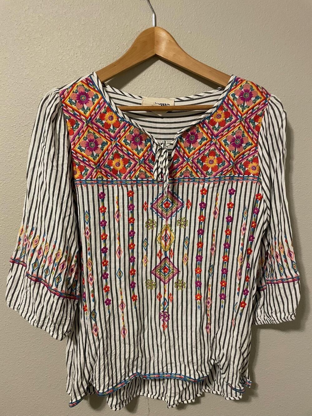 Savanna Jane Top Womens Large Gray White Stripe Floral Embroidered Boho Artsy